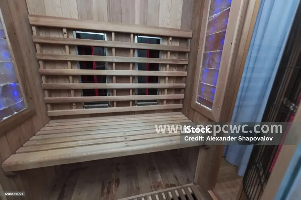 桑拿房内的热气氤氲