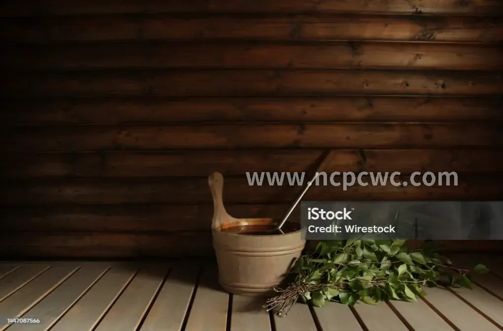 一个人在桑拿房享受