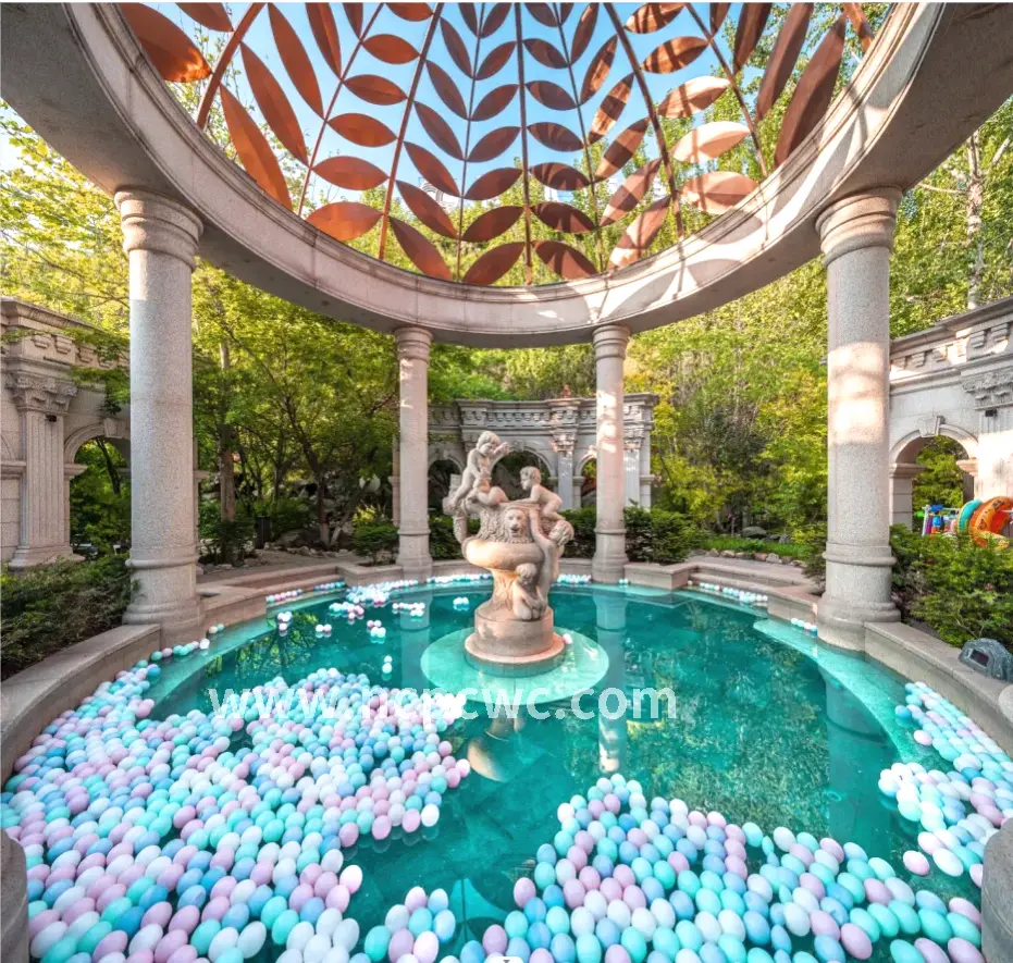 使用刮痧板进行面部刮痧